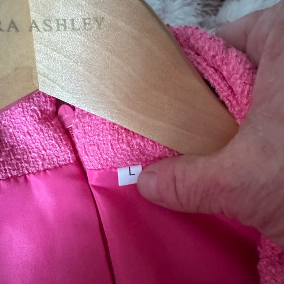 Chic Pink Womans Dress with Button Accents - Picture 4 of 4